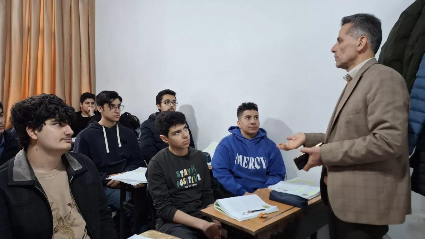 مدیر دبیرستان دوره دوم