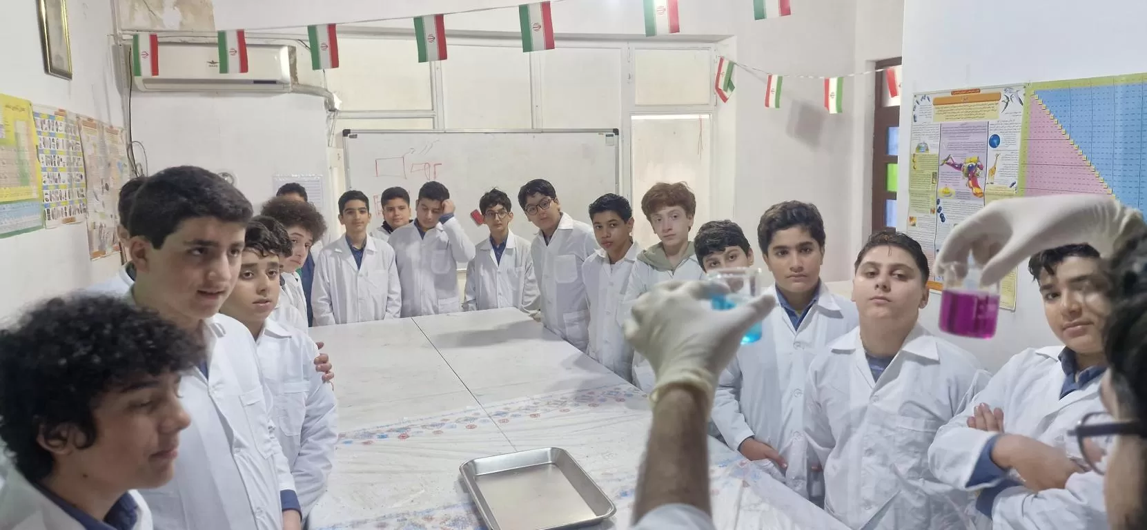 آزمایشگاه شیمی مدرسه