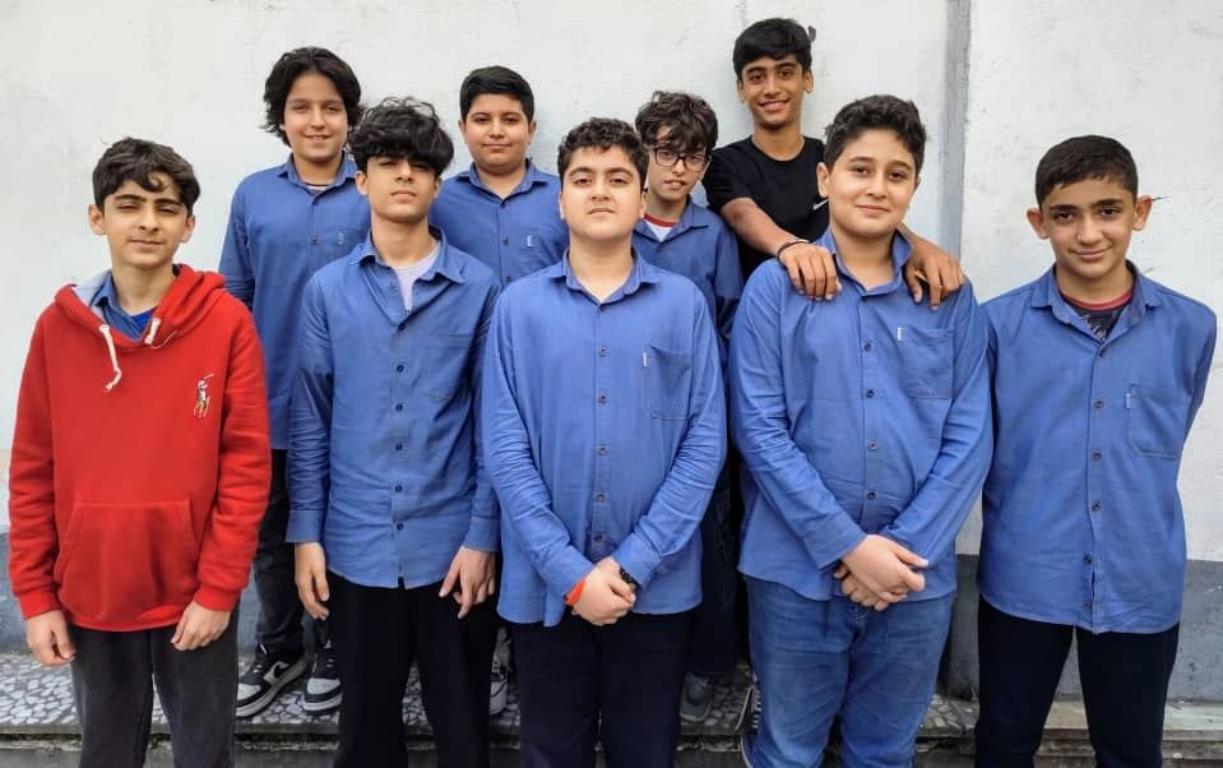 برندگان مسابقات زبان در مدرسه بهارستان